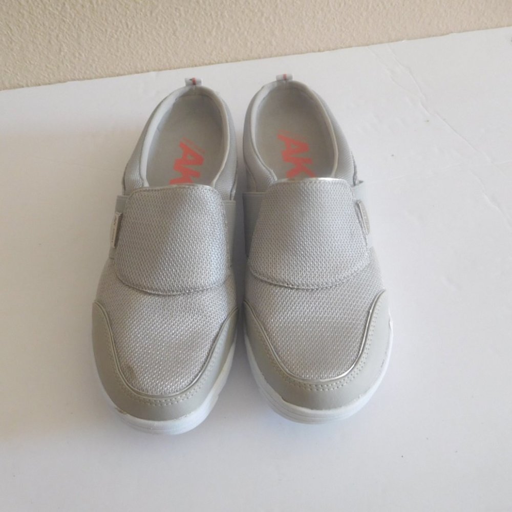 ANNE KLEIN NWB GRAY SLIP ON MULES